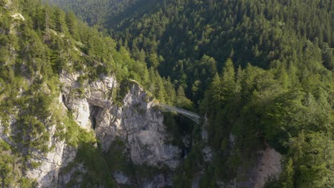 Aerial-Establishing-Shot,-Mary's-Bridge-at-Neuschwanstein-Castle-in-Bavaria,-Germany