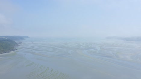 Luftaufnahme-Der-Naturlandschaft-Bedeckt-Mit-Nebel-In-Der-Nordbretagne,-Frankreich
