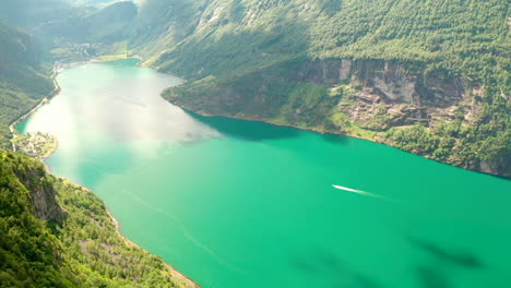Luftaufnahme-Des-Geirangerfjords,-Umgeben-Von-Bergen-An-Einem-Sonnigen-Tag-In-Sunnmore,-Møre-Og-Romsdal,-Norwegen