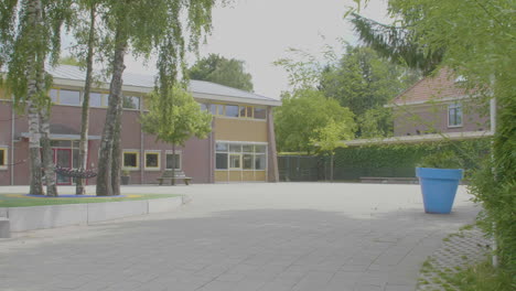 Schwenk-über-Den-Leeren-Spielplatz-Der-Grundschule