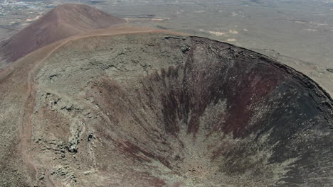 El-Sobrevuelo-Sobre-El-Cráter-De-Uno-De-Los-Volcanes-Bayuyo-Es-Un-Conjunto-De-Conos-Volcánicos-Que-Erupcionaron-Al-Mismo-Tiempo,-Siguiendo-Una-Línea-Casi-Recta
