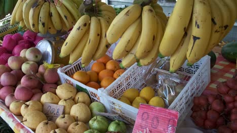 Fruta-Fresca-En-Un-Puesto-De-Mercado-Con-Plátanos,-Manzanas-Y-Naranjas-En-Una-Cesta-En-Tailandia
