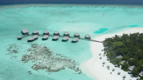 Luftaufnahme-Von-Overwater-Bungalows-Im-Privaten-Resort-Kihaa-Malediven