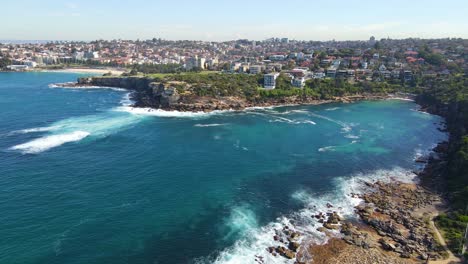 Mar-Azul-Con-La-Playa-De-La-Bahía-De-Gordon-En-Verano-En-Sydney,-Australia---Playa-Y-Ciudad-De-Coogee-Durante-El-Día