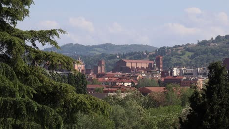 Paisaje-De-La-Ciudad-De-Bolonia,-Italia,-Centrándose-En-La-Catedral-De-San-Pietro-Y-La-Basílica-De-San-Petronio