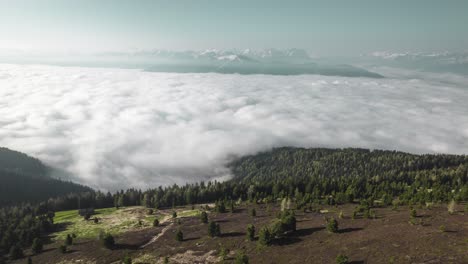 Niebla-Profunda-En-El-Valle-Registrada-Como-Un-Lapso-De-Tiempo-Y-En-El-Horizonte,-Se-Puede-Ver-Una-Cadena-Montañosa,-Los-Dolomitas