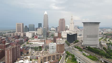 Cleveland,-Ohio-Skyline-Drone-Video-Moviéndose-En
