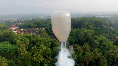 Heißluftballon-Mit-Feuerwerkskörpern-Steigen-über-Der-Tropischen-Landschaft-Von-Java-Indonesien-Auf