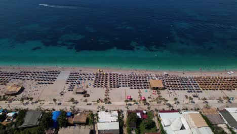 Sommerferienhotels-Und-Paradiesischer-Strand-Mit-Sonnenschirmen-Nahe-Blauem-Türkisfarbenem-Meer-Im-Mittelmeer,-Albanien