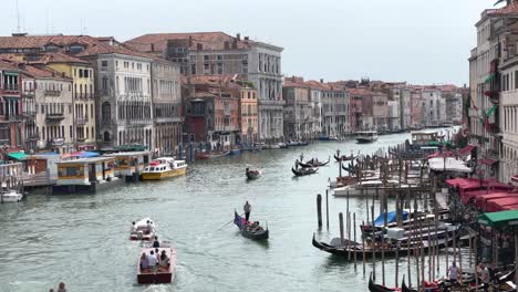 Venice-Grand-Canal,-Gondolas-and-Boats-Sailing,-View-From-Rialto-Bridge