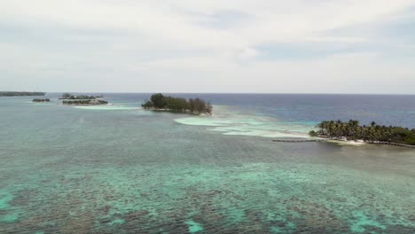 Sandstrand-Auf-Tropischer-Insel,-Umgeben-Von-Korallenriffen,-Luftbild