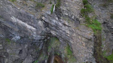 Rrogami-wasserfall,-Kaltes-Wasser,-Das-Auf-Felsigen-Abhang-Des-Hochalpinen-Berges-In-Albanien-Fällt