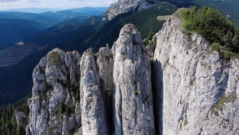Close-Up-View-Of-The-Lonely-Rock-Jagged-Cliffs-At-Piatra-Singuratica-In-Hasmasul-Mare,-Romania