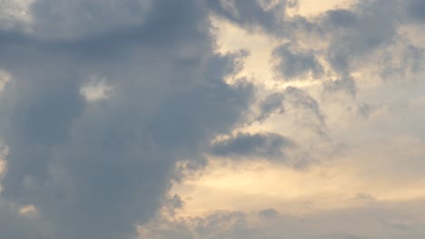 Cielo-Dramático-Con-Brillo-A-Través-De-Las-Nubes