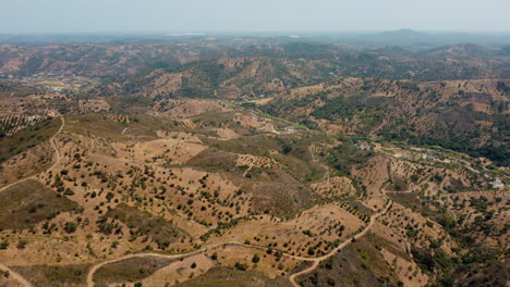 Vista-De-Las-Cadenas-Montañosas-Con-Un-Denso-Bosque-En-Un-Cielo-Brumoso