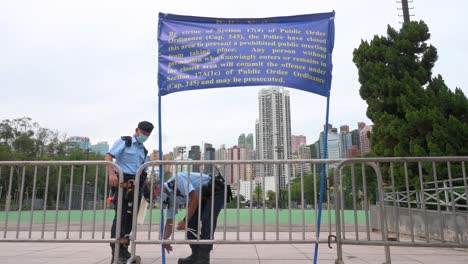Polizisten-Stellten-Ein-Transparent-Auf,-Als-Die-Regierung-Die-Jährliche-Kerzenlicht-Mahnwache-Im-Victoria-Park-Anlässlich-Des-Massakers-Auf-Dem-Platz-Des-Himmlischen-Friedens-1989-In-Hongkong-Verbot