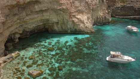 Barcos-Atracados-En-La-Isla-De-Comino-En-Malta