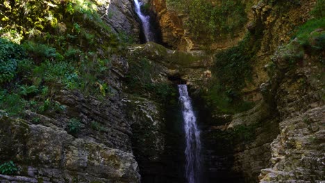 Schöne-Wasserfälle-Auf-Den-Schluchten-Von-Vjosa-In-Albanien,-Sauberes-Wasser,-Das-Auf-Klippen-Spritzt