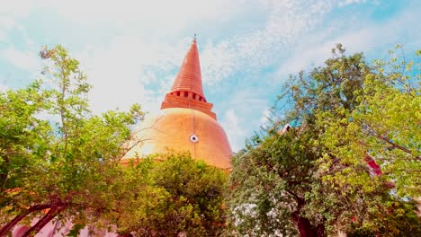 Toma-Estática:-Mirando-Hacia-La-Pagoda-De-Phra-Pathom-En-La-Provincia-De-Sam-Phran,-Tailandia
