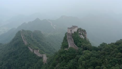 Chinesische-Mauer,-Die-Sich-An-Einem-Nebligen,-Bewölkten-Tag-über-Den-Bergrücken-Erstreckt