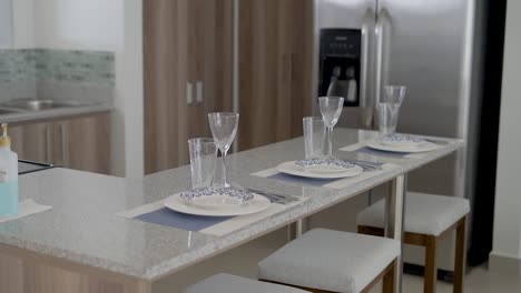 Frühstücksbereich-Mit-Stühlen-Und-Gläsern-Und-Geschirr-In-Der-Küche
