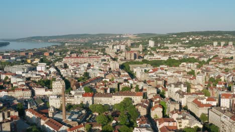 Vista-Aérea-De-La-Ciudad-De-Belgrado-Con-El-Río-Danubio-Detrás