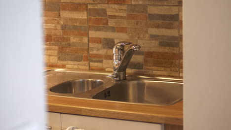 Küche-Wasserhahn-Und-Spüle,-Mittelklasse-Haus