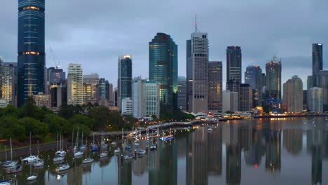 Zoom-In-Aerial-view-of-Brisbane-City-CBD-and-Parked-Boats-in-Early-Morning,-QLD-Australia