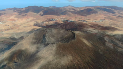 Sacado-De-Drone-Sobre-Los-Volcanes-Bayuyo-Es-Un-Conjunto-De-Conos-Volcánicos-Que-Erupcionaron-Al-Mismo-Tiempo,-Siguiendo-Una-Línea-Casi-Recta