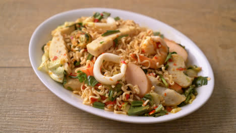 Instant-Nudel-Würziger-Salat-Mit-Gemischtem-Fleisch---Asiatische-Küche