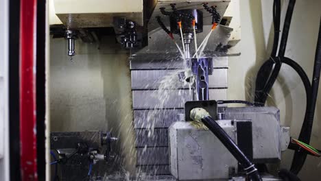 CNC-Fräsmaschine-Für-Die-Metallbearbeitung-Produziert-Metalldetails-Im-Werk
