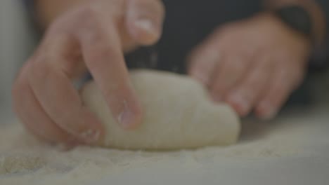 Un-Panadero-Amasa-Masa-De-Pan-Fresco