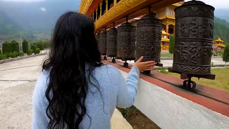 Niña-Girando-Budismo-Ruedas-Sagradas-Religiosas-En-El-Monasterio-Desde-Un-ángulo-Plano-Se-Toma-Un-Video-En-El-Monasterio-Dirang-Arunachal-Pradesh-India