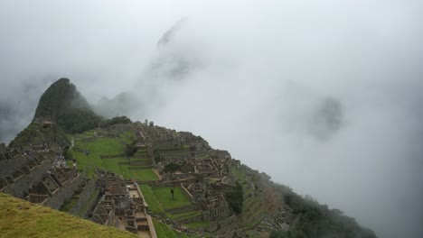 Saturated-cloudy-green-tourism:-Time-lapse-at-Machu-Picchu,-Peru