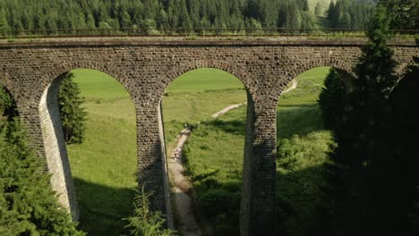 Vista-Aérea-Del-Viaducto-Chmarocsky-En-Eslovaquia