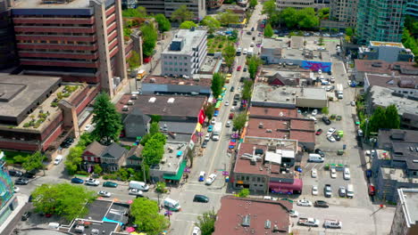 Mäßiger-Verkehr-Im-West-End-Viertel-In-Der-Innenstadt-Von-Vancouver-In-British-Columbia,-Kanada