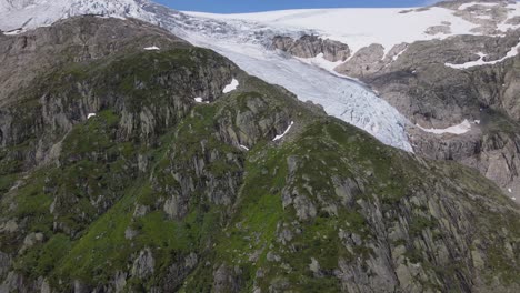 Panning-footage-of-Buerbreen-glacier