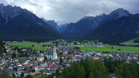 Kirche-San-Giovanni-Battista,-Dolomiten,-Toblach,-Toblach,-Pustertal,-Bozen,-Südtirol,-Italien,-September-2021