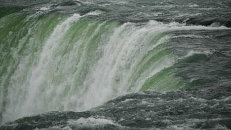 Close-up-view-at-Niagara-Falls-of-water-falling-down-in-winter