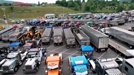 Luftschub-über-Große-Diesel-Rigs-Bei-Der-Big-Rig-Truck-Show-In-Libanon,-Virginia