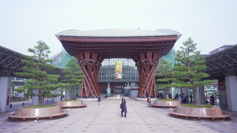 Puerta-Tsuzumi-En-La-Entrada-De-La-Estación-Jr-Kanazawa-Durante-La-Pandemia-En-Kanazawa,-Japón