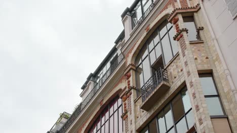 Exterior-Detail-Of-Art-Deco-Building-In-Rue-Campagne-Premiere,-14th-Arrondissement-Of-Paris,-France
