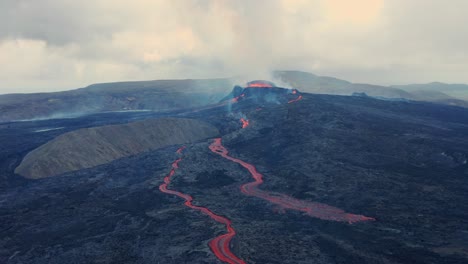 Vista-Panorámica-De-La-Erupción-Volcánica-Activa-Y-La-Lava-Que-Fluye-En-Fagradalsfjall,-Islandia---Tiro-Con-Drones