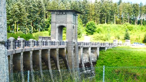 Szenisch-Friedlich-Alwen-Reservoir-Beton-Wasserkraftwerk-Brücke-Dolly-Links
