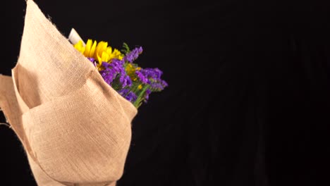 Lavendel--Und-Sonnenblumenstrauß-Mit-Geschenkkarte,-Die-Sich-Auf-Schwarzem-Hintergrund-Dreht
