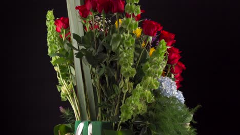 Blumenarrangement-Blumenstrauß-Mit-Rosen-Sonnenblumen-Gerberas-Gänseblümchen-Spinnen-Im-Schwarzen-Hintergrund