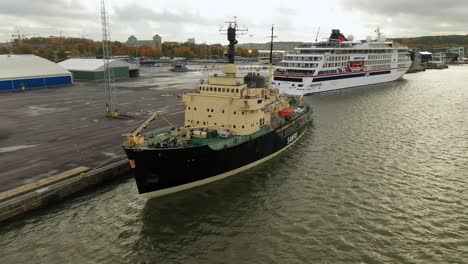 Icebreaker-"SAMPO"-alongside-at-Port-of-Turku
