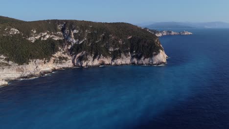 Drohnenpfanne-Mit-Den-Steilen-Klippen-Entlang-Der-Küste-Der-Insel-Lefkada,-Griechenland