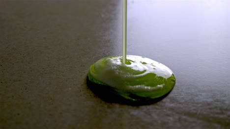 Dicke-Grüne-Flüssigseife-Auf-Glänzende-Und-Glatte-Oberfläche-Gegossen
