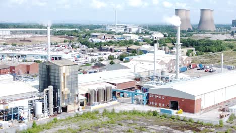 Almacén-Industrial-Planta-De-Energía-Edificios-De-Refinería-Bajo-La-Chimenea-Yermo-Vista-Aérea-Dolly-Hacia-La-Derecha